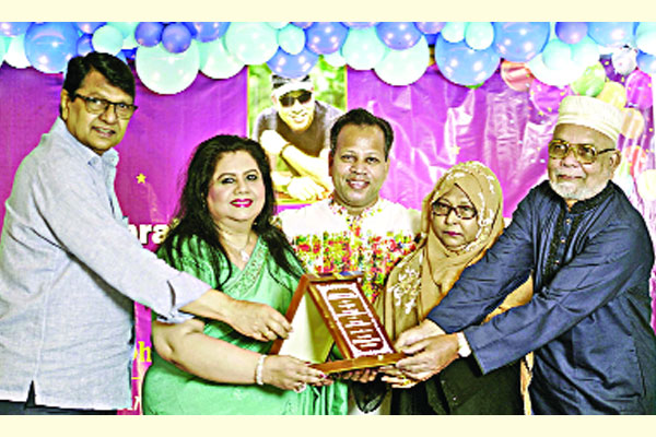 সম্মানিত করলেন আলমগীর-রুনা লায়লা