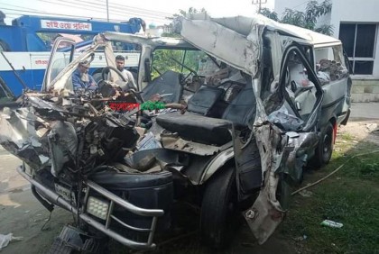 মাইক্রোবাস-ট্রাক সংঘর্ষে গাড়ি চালকের মৃত্যু 