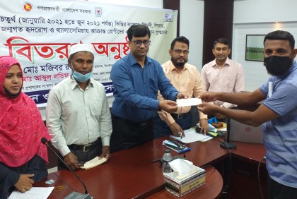 ঝিনাইদহে জটিল রোগে আক্রান্তদের মাঝে টাকা বিতরণ