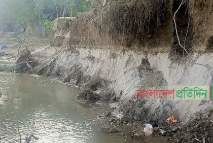 চাঁপাইনবাবগঞ্জে মহানন্দার ভাঙন শুরু, বিলীন হচ্ছে ঘরবাড়ি