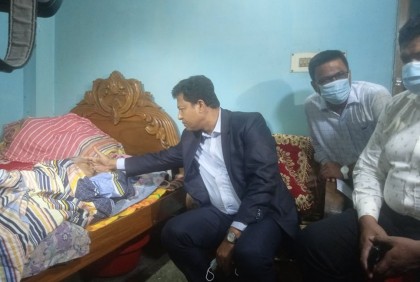 ভরণপোষণ না পেয়ে সন্তানের বিরুদ্ধে আদালতে মামলা করা বৃদ্ধার পাশে জেলা প্রশাসন