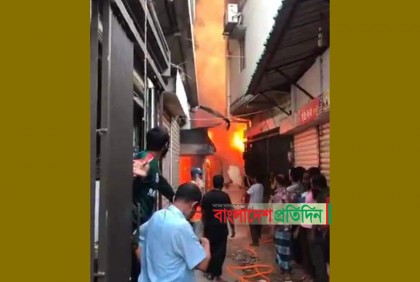 নরসিংদীর বাবুরহাট বাজারে ভয়াবহ অগ্নিকাণ্ড