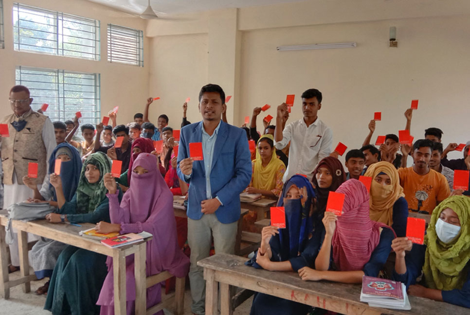 বাল্যবিয়েকে লাল কার্ড প্রদর্শন