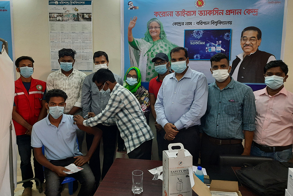 বরিশাল বিশ্ববিদ্যালয় শিক্ষার্থীদের ভ্যাকসিন প্রদান শুরু