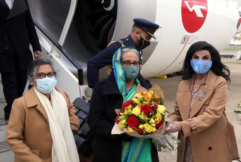 প্রধানমন্ত্রী লন্ডন পৌঁছেছেন