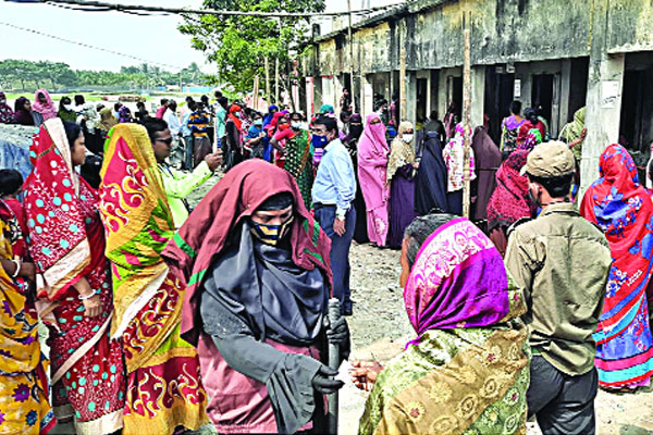 বাগেরহাটে ইউনিয়ন পরিষদ নির্বাচনে নারীদের ভিড়