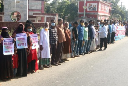 আন্ডারপাসের দাবিতে গ্রামবাসীর মানববন্ধন