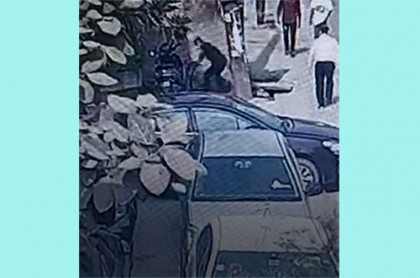 সিসিটিভি ফুটেজে সাংবাদিকের মোটরসাইকেল ভাঙচুরের ভিডিও