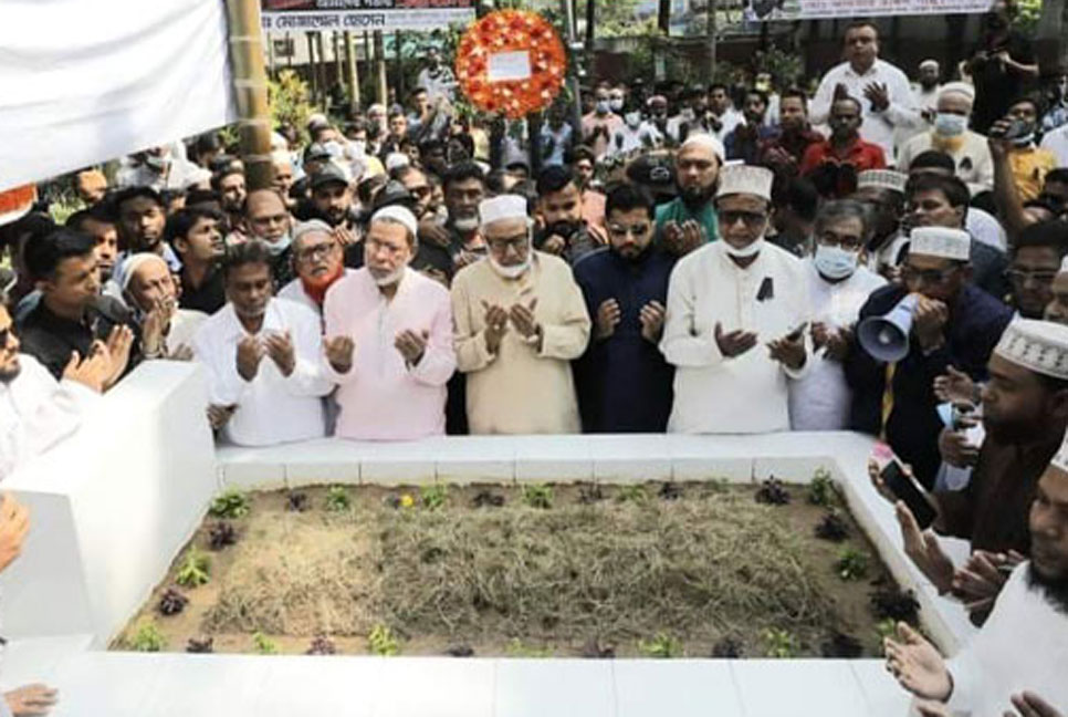 সাদেক হোসেন খোকার কবরে বিএনপির শ্রদ্ধা নিবেদন
