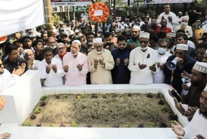 সাদেক হোসেন খোকার কবরে বিএনপির শ্রদ্ধা নিবেদন