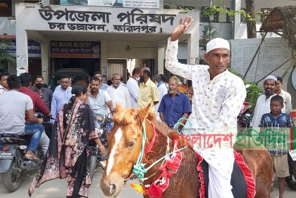ঘোড়ায় চড়ে উপজেলা পরিষদে গেলেন চেয়ারম্যান প্রার্থী