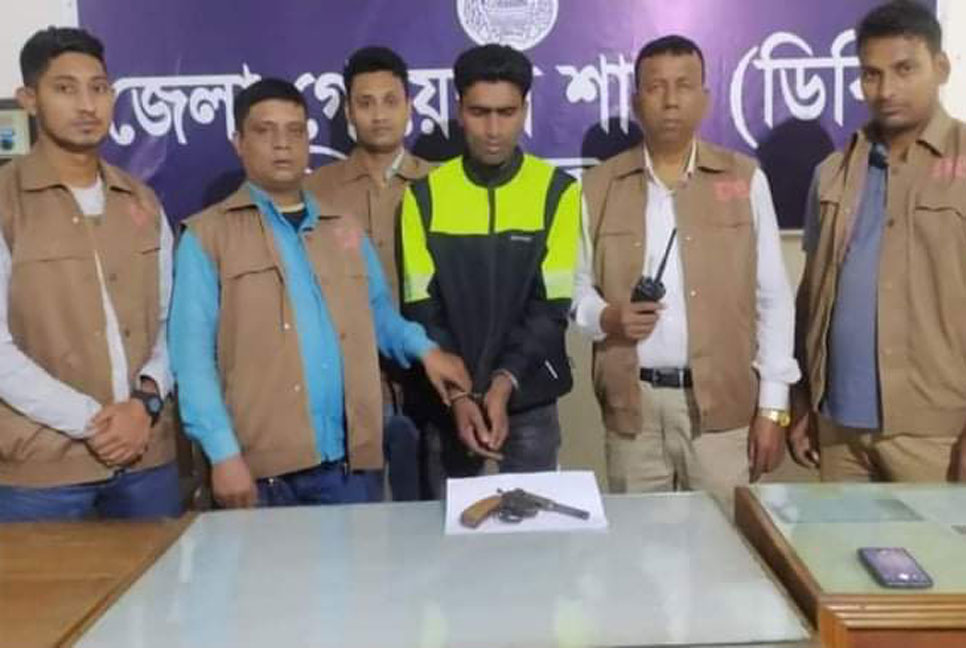 পিরোজপুরে পিস্তলসহ যুবক আটক