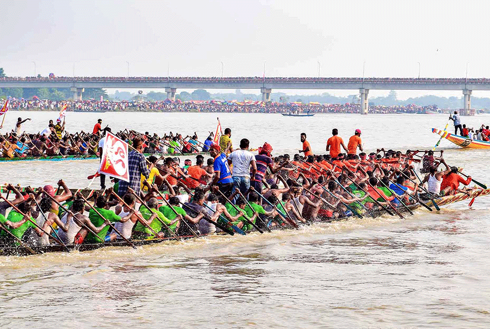 মধুমতি নদীতে নৌকাবাইচ অনুষ্ঠিত