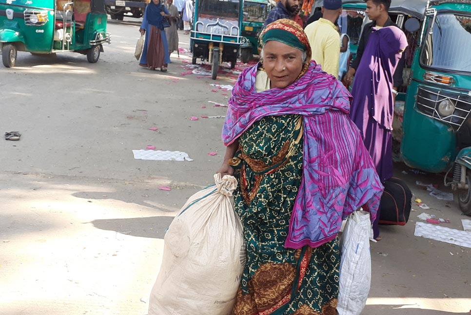 ময়মনসিংহে গণপরিবহণ বন্ধ থাকায় যাত্রী ভোগান্তি