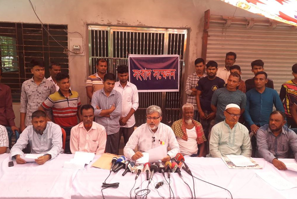 মাদারীপুরে ঘরবাড়ি ভাঙচুরের প্রতিবাদে স্বতন্ত্র প্রার্থীর সংবাদ সম্মেলন