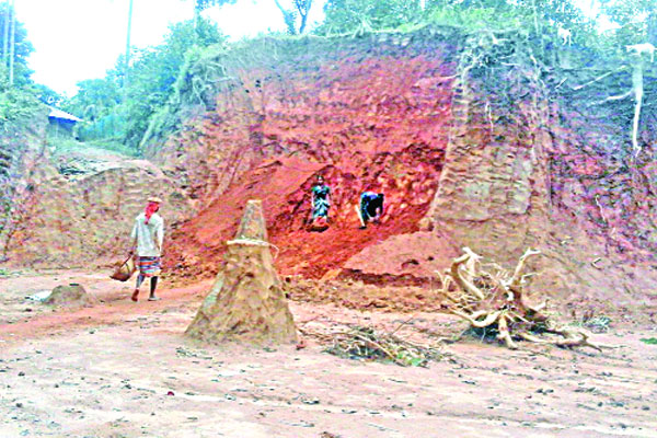 পাহাড় গিলে খাওয়ার উৎসব
