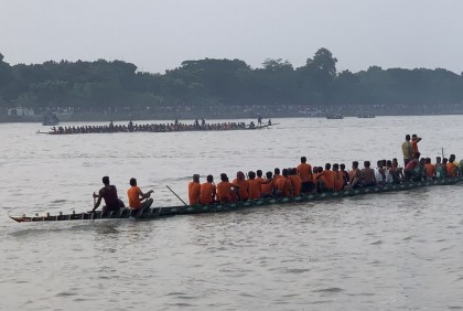 মধুমতি নদীতে নৌকা বাইচ