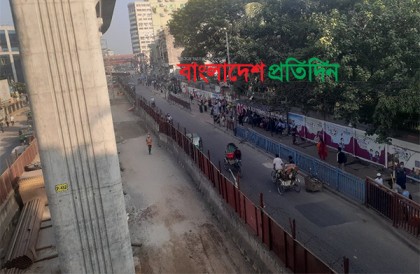 বন্ধ গণপরিবহন, তিনগুণ ভাড়া হাঁকাচ্ছেন অটোরিকশা চালকরা