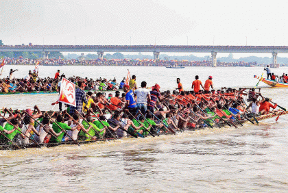 মধুমতি নদীতে নৌকাবাইচ অনুষ্ঠিত