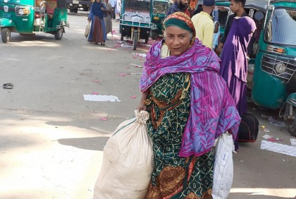 ময়মনসিংহে গণপরিবহণ বন্ধ থাকায় যাত্রী ভোগান্তি