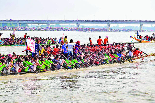 মধুমতী নদীতে রঙিন নৌকাবাইচ