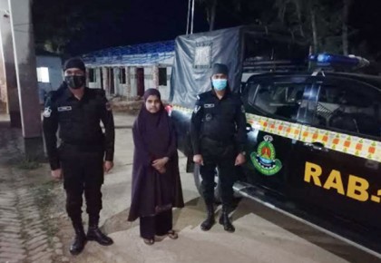 টেকনাফে ৬টি নকল স্বর্ণের বারসহ রোহিঙ্গা নারী আটক
