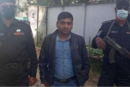 অস্ত্রসহ মাদক ব্যবসায়ী আটক 
