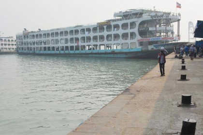 বাস-ট্রাক-কাভার্ডভ্যানের পর অভ্যন্তরীণ রুটে লঞ্চ চলাচল বন্ধ ঘোষণা
