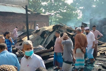 নড়িয়ায় ঘড়িশার বাজারে অগ্নিকাণ্ডে ১৫ দোকান পুড়ে ছাই