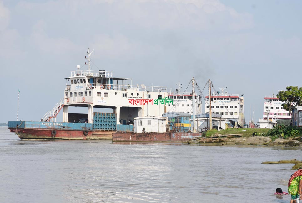 দৌলতদিয়া-পাটুরিয়া নৌরুটে ফেরি চলাচল স্বাভাবিক