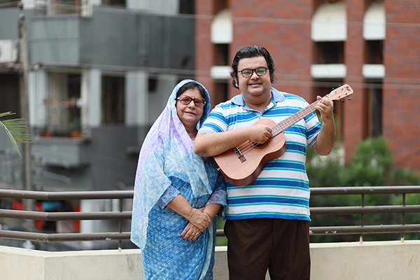 নিজের মাকে নিয়ে গাইলেন আনন্দ খালেদ (ভিডিও) 