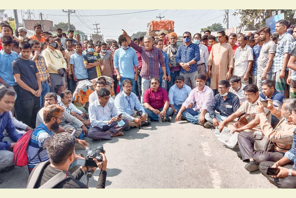 সাংবাদিকদের ওপর নৌকা প্রার্থীর সমর্থকদের হামলার অভিযোগ, প্রতিবাদে সড়ক অবরোধ