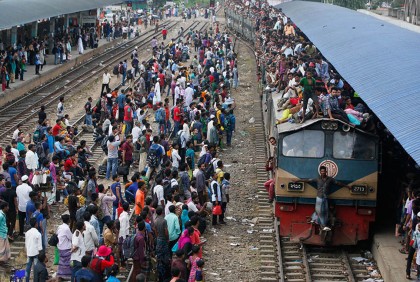 বিনা টিকিটে ট্রেনভ্রমণ: ২ হাজার যাত্রীকে ৫ লক্ষাধিক টাকা জরিমানা