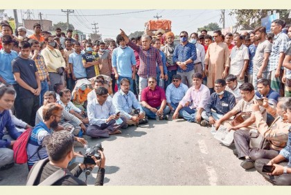সাংবাদিকদের ওপর নৌকা প্রার্থীর সমর্থকদের হামলার অভিযোগ, প্রতিবাদে সড়ক অবরোধ