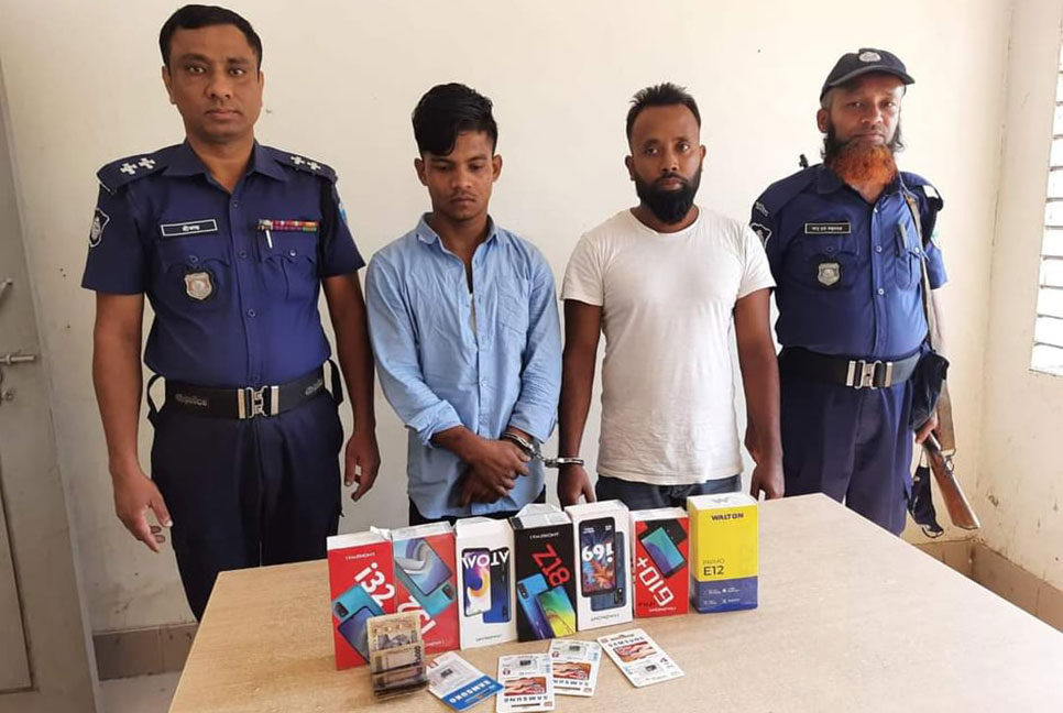নোয়াখালীতে চোরাই মোবাইলসহ ২ যুবক গ্রেফতার