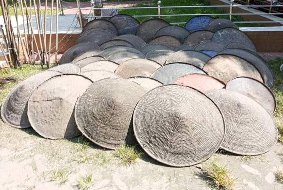 সালথায় বিপুল পরিমাণ দেশীয় অস্ত্র উদ্ধার