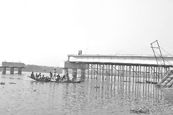 সেতু নির্মাণে ধীরগতি, জনদুর্ভোগ