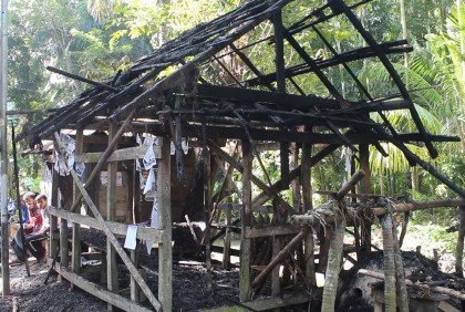 পিরোজপুরে নির্বাচনী সহিংসতায় দোকানে আগুন