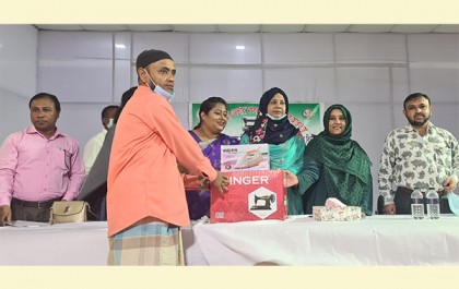বিকল্প আয়বর্ধক হিসেবে সেলাই মেশিন পেলেন জেলেরা