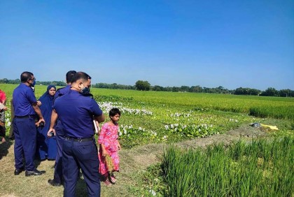 ডোবা ও জমি থেকে যুবকের দেহের দুইটি অংশ উদ্ধার, মেলেনি হাত-মাথা