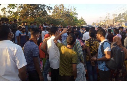 বকেয়া বেতন-ভাতার দাবিতে 
পোশাক শ্রমিকদের বিক্ষোভ