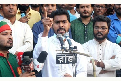 সরকার সব খেয়ে ফেলেছে, আছে শুধু খোসা : নূর