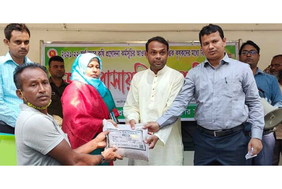 নাটোরে কৃষকদের মধ্যে সার-বীজ বিতরণ