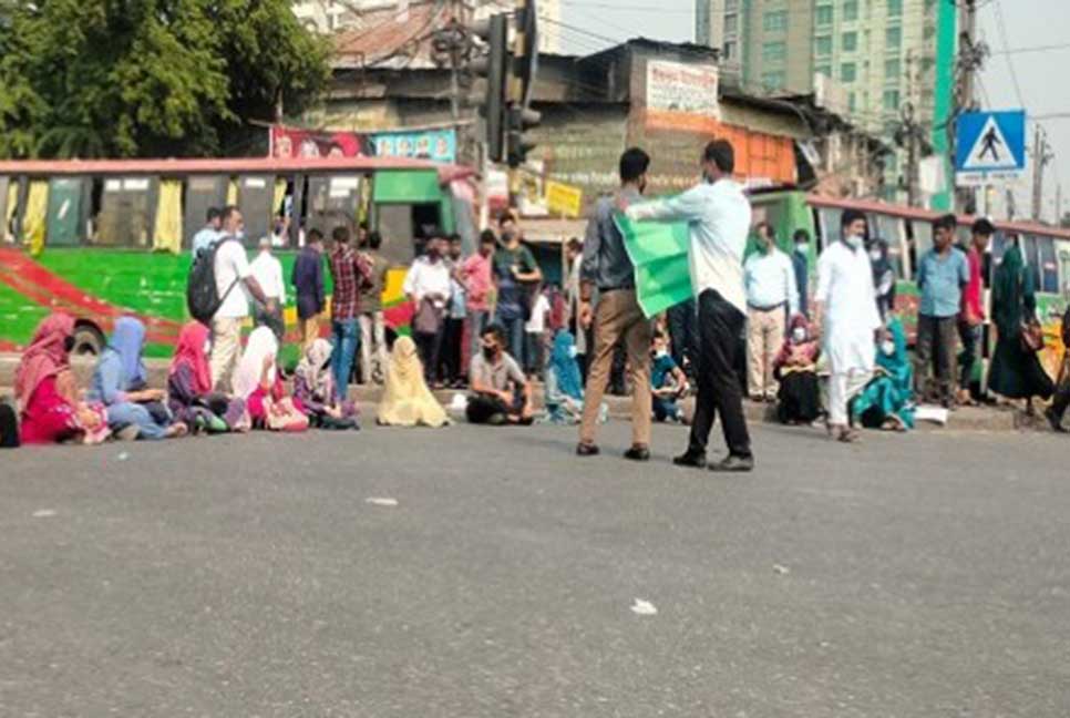 নীলক্ষেতে ঢাবি অধিভুক্ত ৭ কলেজের শিক্ষার্থীদের অবরোধ