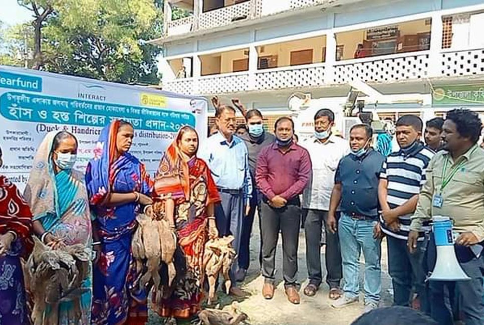 সুবিধাবঞ্চিত নারীদের মাঝে হস্তশিল্পের উপকরণ বিতরণ