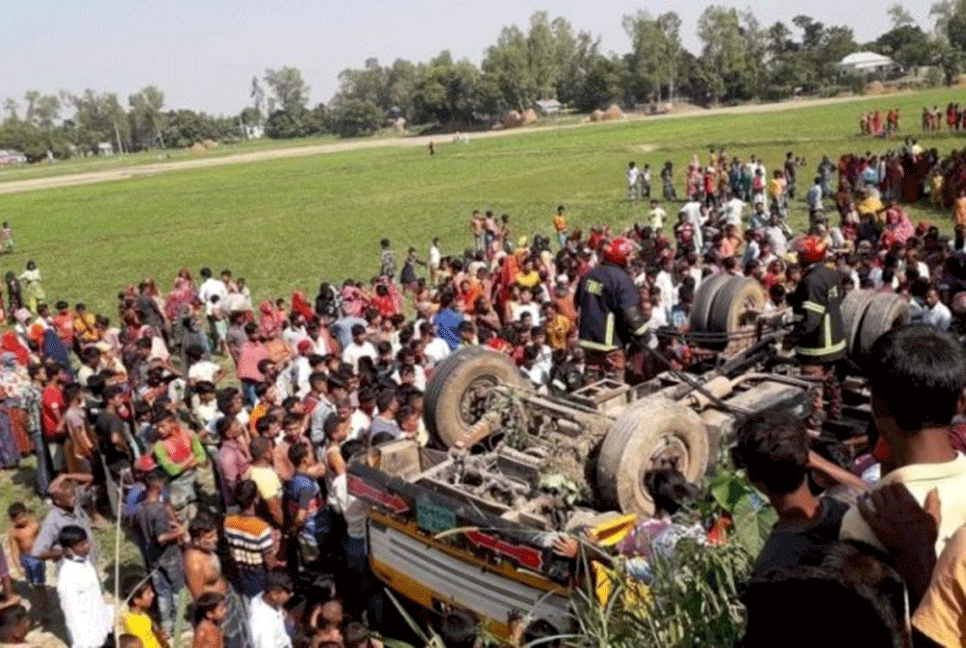 শাহজাদপুরে ট্রাক উল্টে নিহত ২