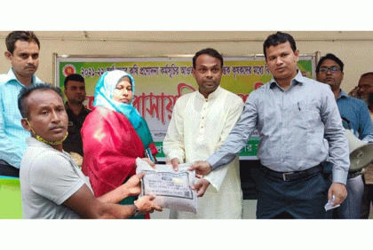 নাটোরে কৃষকদের মধ্যে সার-বীজ বিতরণ