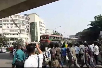 গণপরিবহনের ভাড়া বৃদ্ধির প্রতিবাদে শাহবাগ অবরোধ করে বিক্ষোভ

