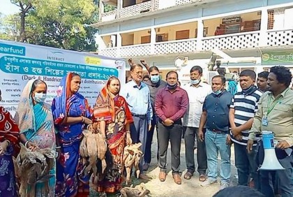 সুবিধাবঞ্চিত নারীদের মাঝে হস্তশিল্পের উপকরণ বিতরণ