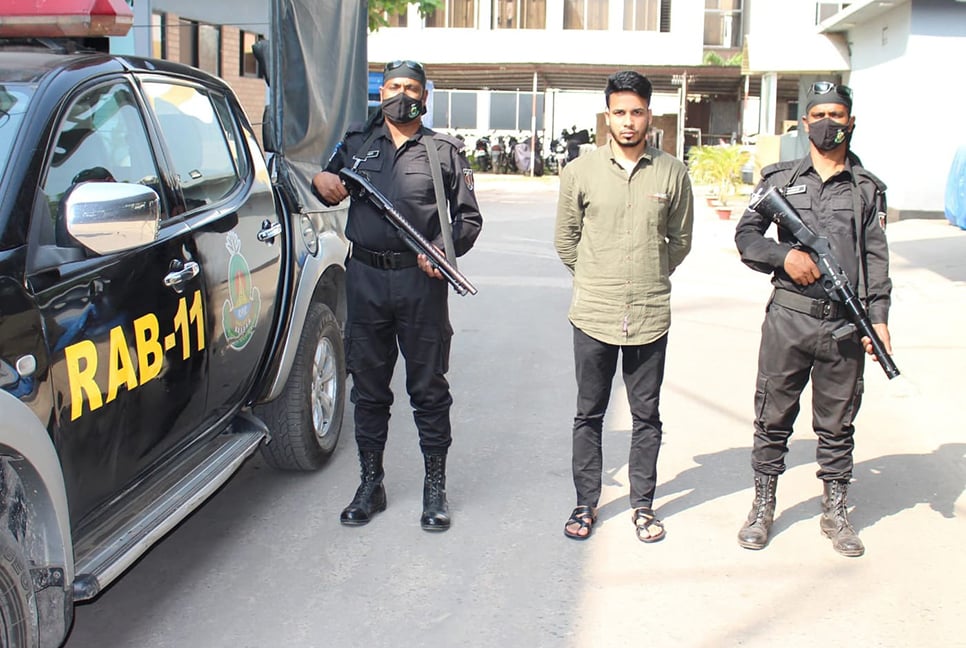 সিদ্ধিরগঞ্জে র‍্যাবের হাতে ভুয়া এসআই আটক